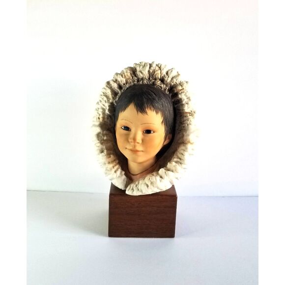 Vtg Signed CYBIS Eskimo Child Snow Bunting Porcelain Bust Head Wood Base 1970s - Picture 3 of 10